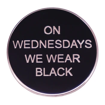 По средам Мы носим черную эмалированную булавку, брошь, значок, Булавки для рюкзака, аксессуары ewelry, мем из готического фильма、